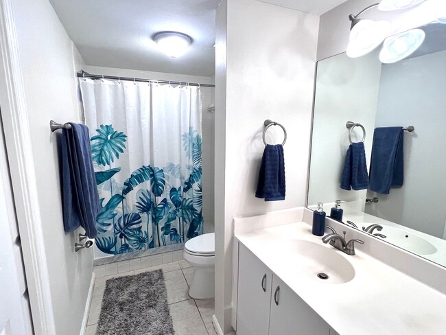 Building Photo - ** 2 BED-2 BATH FIRST FLOOR CONDO AT GLENM...