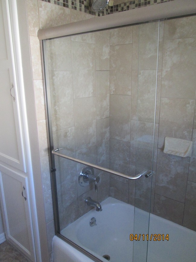 Shower with tile to the ceiling - 1117 Shenandoah St