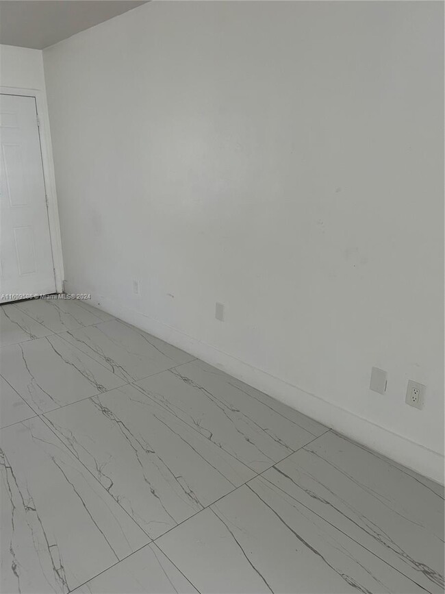 Building Photo - 1350 NE 119th St