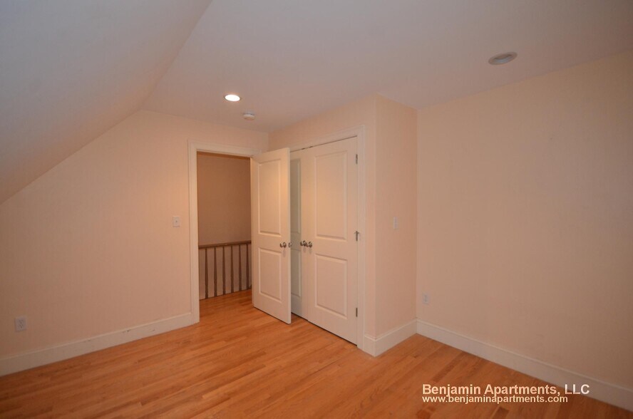 Building Photo - 27 Lothrop St