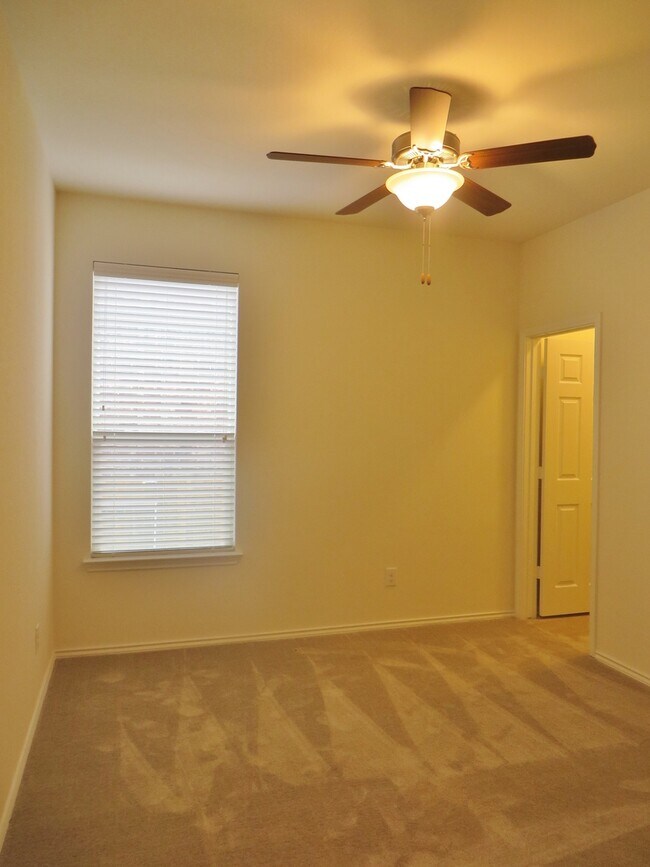 Building Photo - 4 Bedroom 2 Bathroom Creekside At Georgetown Village Home