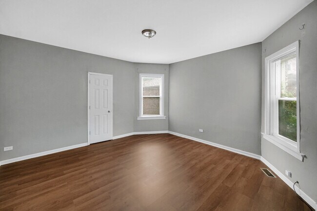 Building Photo - 1126 E 81st Pl