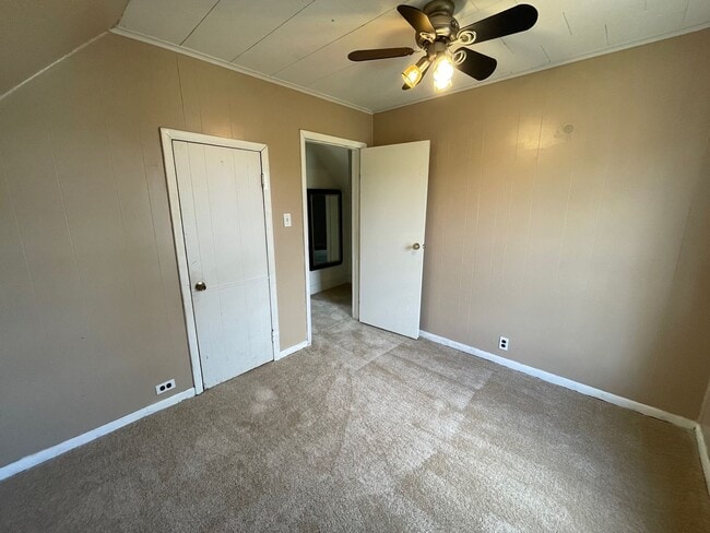 Building Photo - 4 Bedroom House with Fenced in Yard!