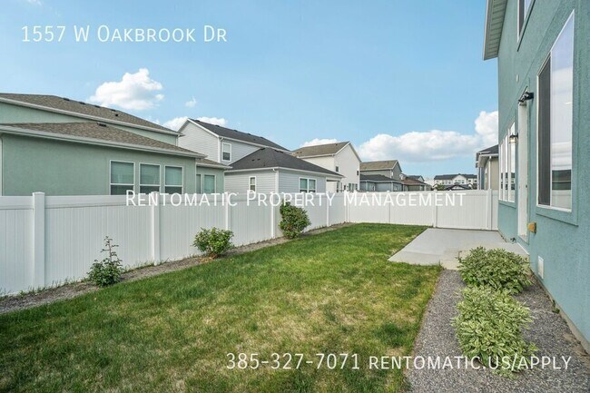 Building Photo - 1557 W Oakbrook Dr