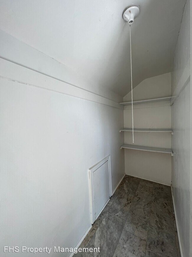 Building Photo - 1 br, 1 bath House - 1032 E Commercial Unit A