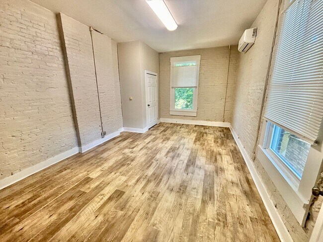 Building Photo - 524 N 26th St