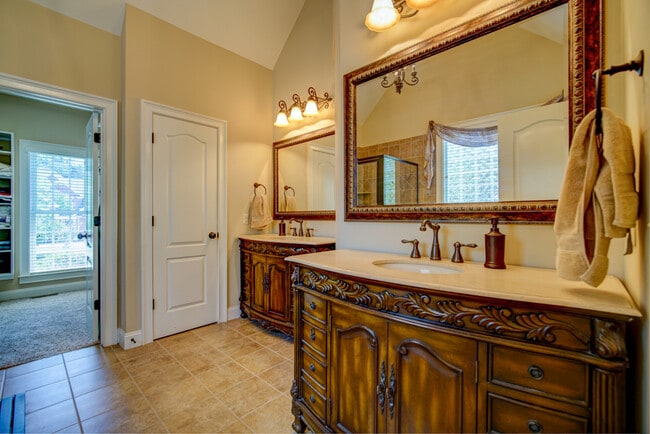 Building Photo - 5 BR, 3 BA Home Quiet Cul de Sac, Convenie...