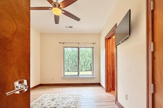 Building Photo - 4037 Bluff Ln