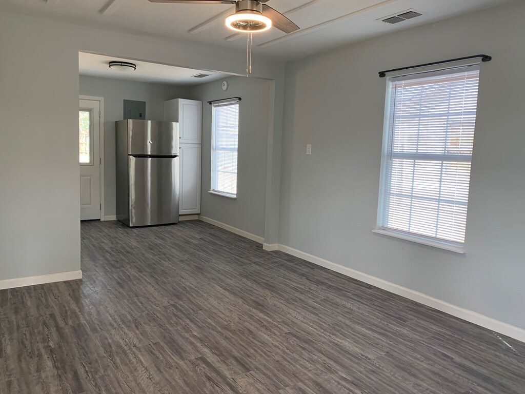 Building Photo - 1909 N Hancock Ave