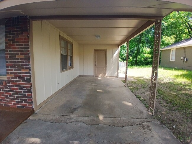 Building Photo - Charming 3 bedroom home - Open To Section 8