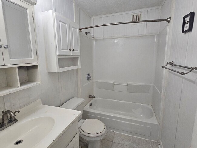 Building Photo - Updated 2BR Townhome Near S Beltline — Convenient Columbia Living