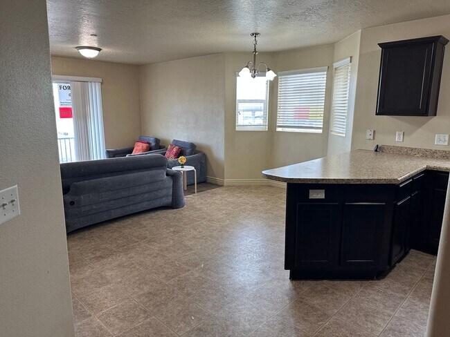 Building Photo - Great 3 Bed 2 Bath Sandy Condo!!