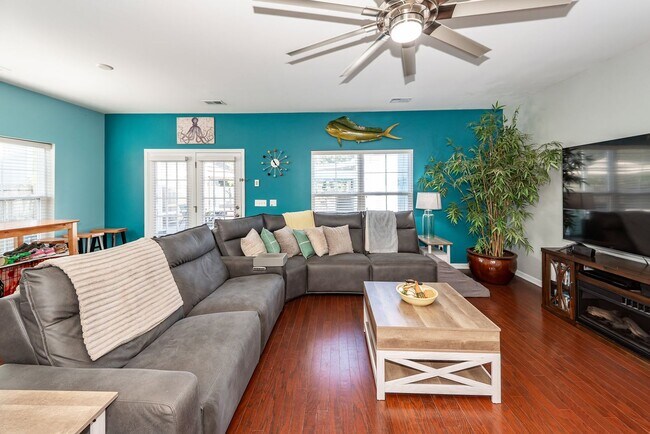 Building Photo - 4 Bedroom, 2.5 Bathroom Home in Brownswood...