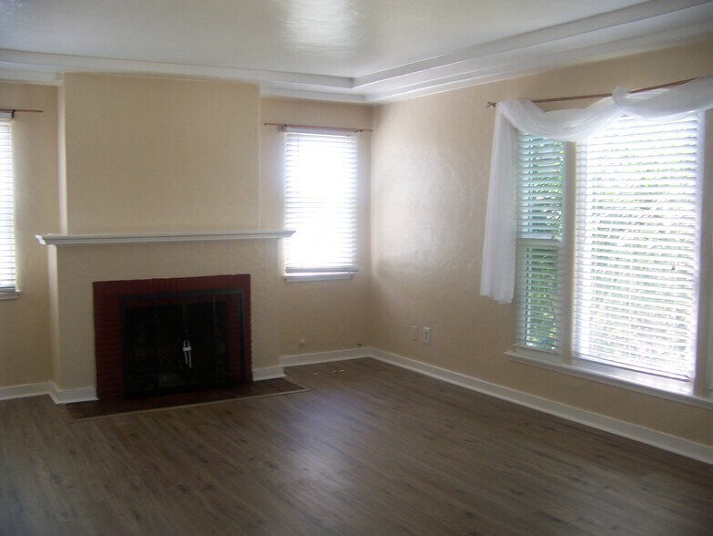 Building Photo - 2500 S Bronson Ave