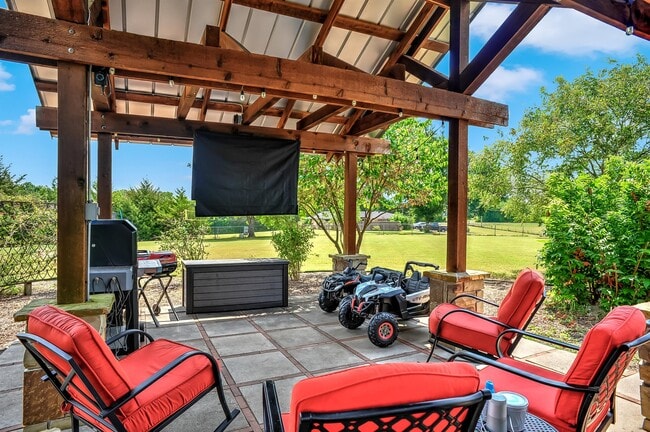 Building Photo - 105 Golden Rd