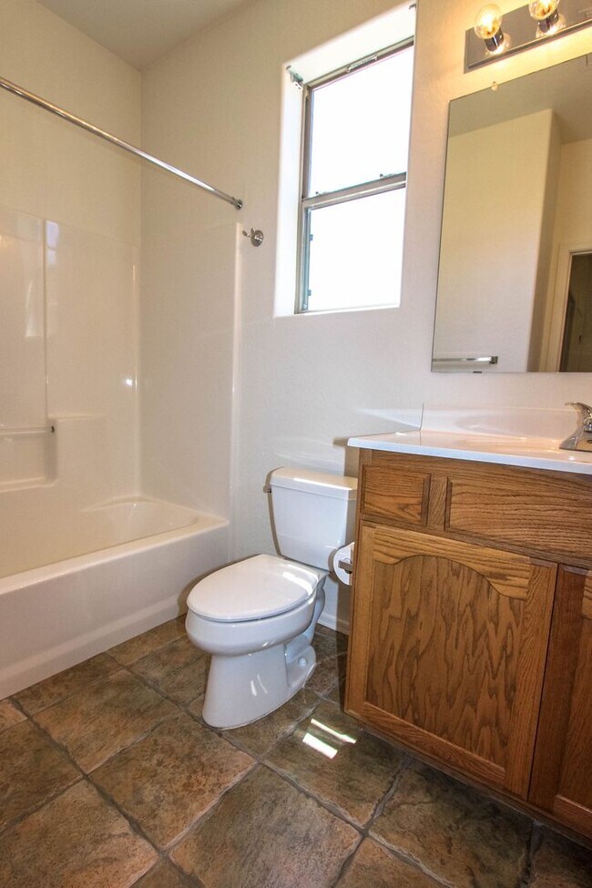 Building Photo - 3 Bedroom in Stoneridge