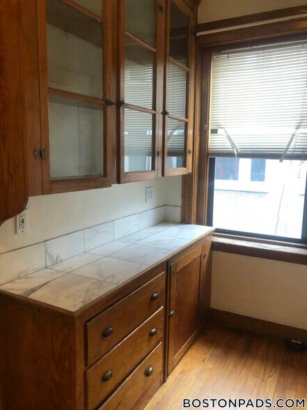 Building Photo - 240 Kelton St