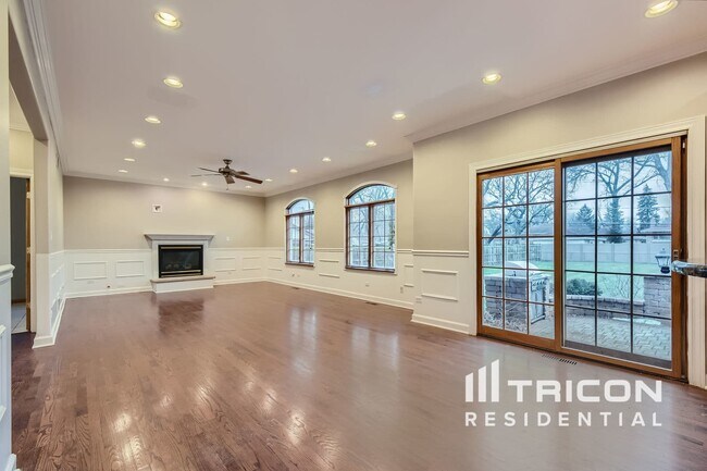Building Photo - 7944 Lamon Ave
