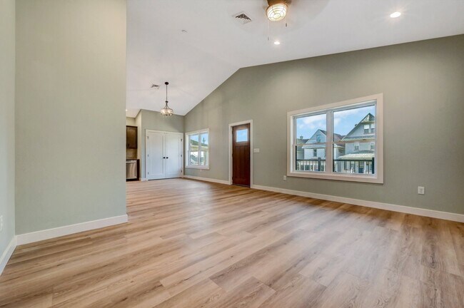 Building Photo - 708 Harrison Ave