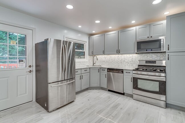 Building Photo - Charming 3+ BR single family home available now