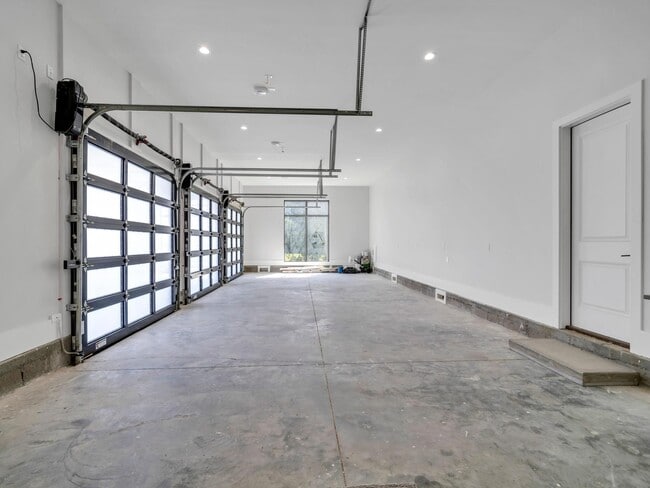 Building Photo - 330 Kelly Plantation Dr