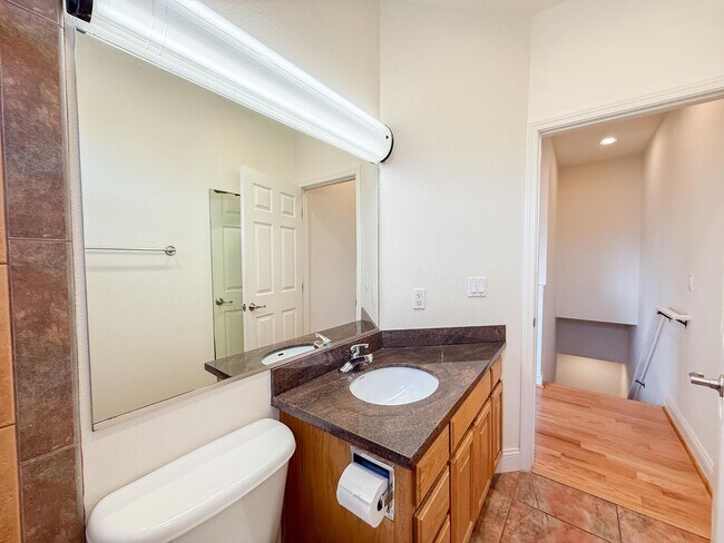 Building Photo - Albany Condo Features 2 Beds and 1.5 baths...