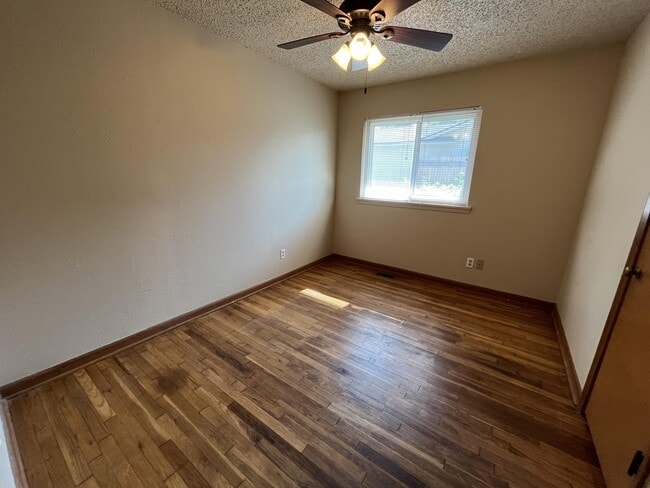 Building Photo - 1001 E 5th Ave