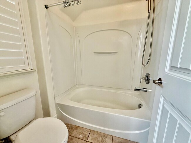 Building Photo - 3 bed plus den patio home