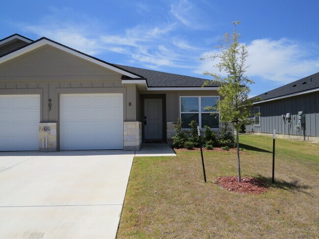 Building Photo - 907 Switchgrass Dr