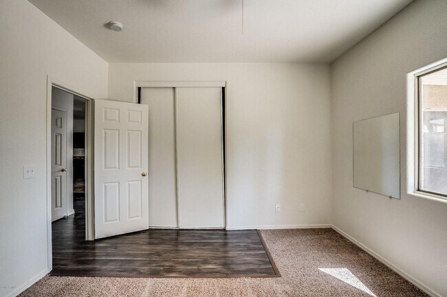 Building Photo - Charming 4 Bedroom 3 Bath 3 Car garage Hom...