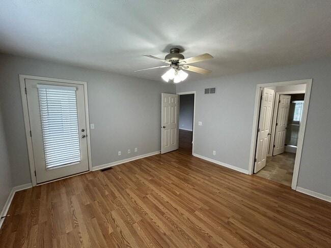 Building Photo - Beautiful Townhome in the popular Vavrina ...