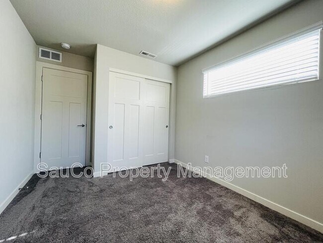 Building Photo - 6473 SE Genrosa St