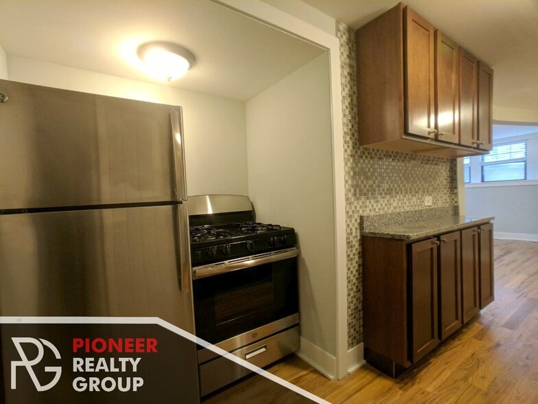 Building Photo - 4409 N Wolcott Ave