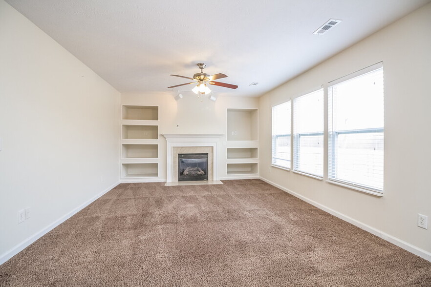Building Photo - 4565 Hawthorn Dr