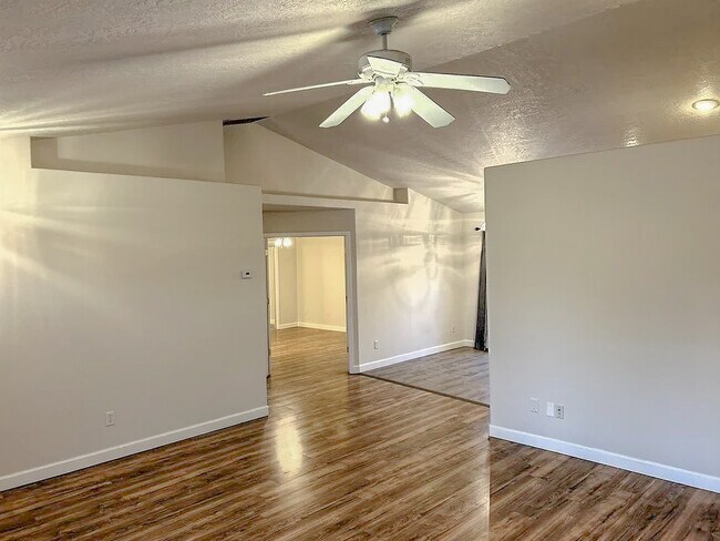 Building Photo - 1435 N Inez Pl