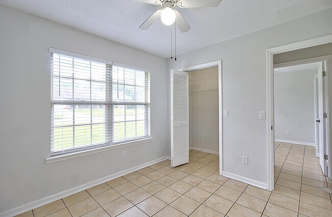 Building Photo - 815 Sagewood Dr