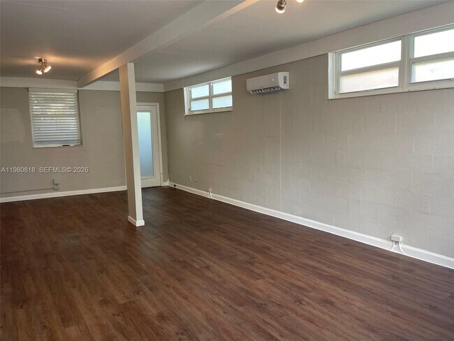 Building Photo - 305 NE 15th Ave