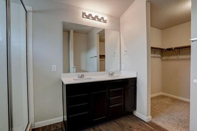 Building Photo - Charming 4/BR 2/BA One-Level Home with Spa...