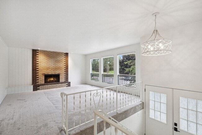 Building Photo - 3 Bed, 2.5 Bath House in the Rattlesnake
