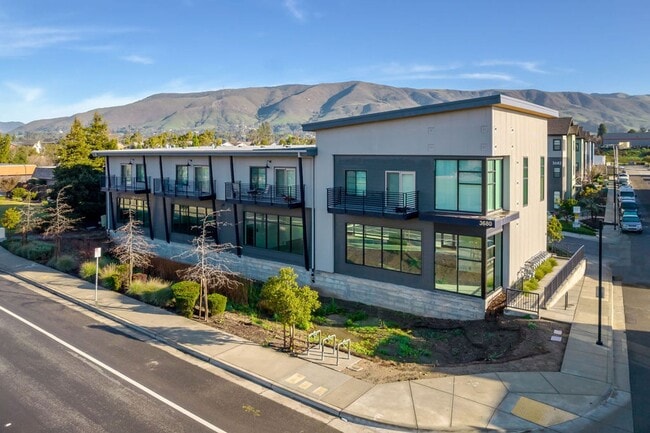 Primary Photo - Newer Construction 1 Bedroom in the Ironwo...