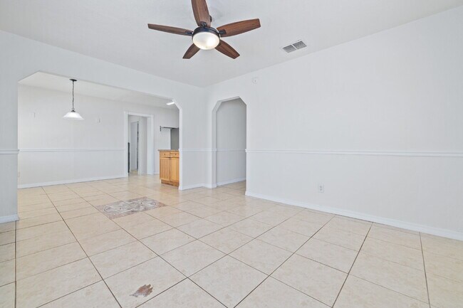 Building Photo - "Charming 4-Bedroom Tampa Home with 2 Full Baths and Spacious Layout!"