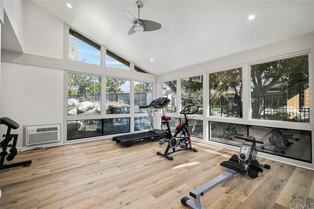 Building Photo - 323 Streamwood-