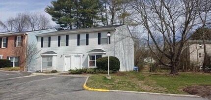 Building Photo - Blacksburg, 4 BR / 2.5 BA Townhouse, Available August
