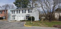 Building Photo - Blacksburg, 4 BR / 2.5 BA Townhouse, Available August