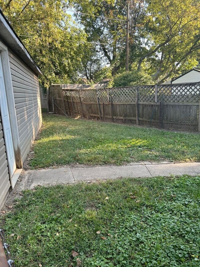 Building Photo - 3 Bedroom, 1 bath home with detached 1 car...