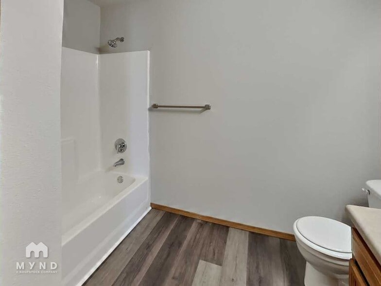 Building Photo - 539 N Century Ave