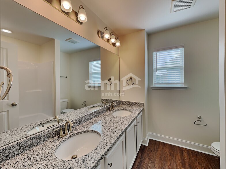 Building Photo - 2008 Bennett Dr