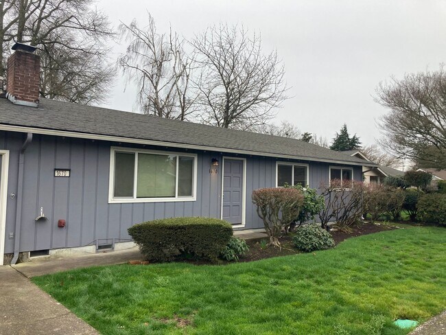 Building Photo - 3 Bedroom, 2 Bathroom in N. Coburg Rd Area