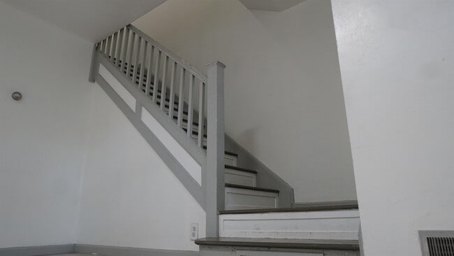 Building Photo - 323 Stevens Ave