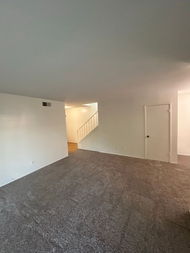 Building Photo - Beautiful 4 Bd Townhouse